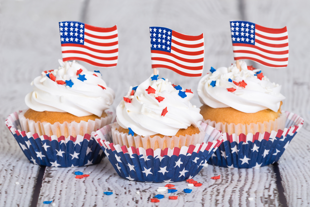 july 4th cupcakes with flags