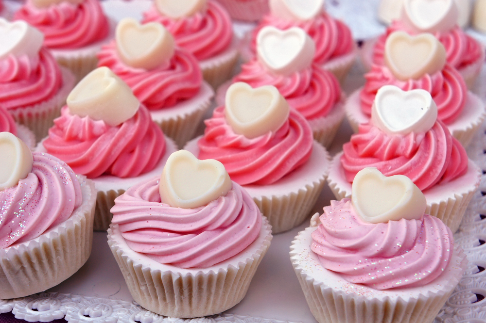 valentines day cupcakes with white chocolate hearts