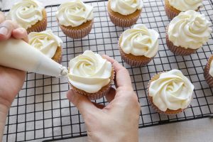 how to frost cupcakes